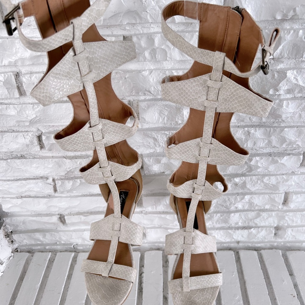 HeartSoul White Snakeskin Gladiator Sandals Sz 6.5
